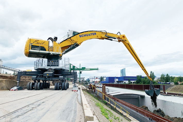 Blasius Schuster KG nimmt größte Liebherr-Hafenumschlagmaschine in Empfang